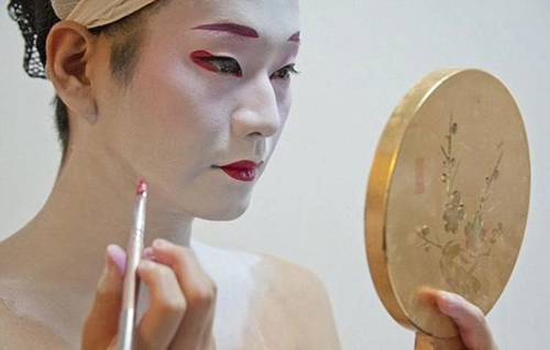 Cuộc sống của một geisha nam sau lớp phấn trang điểm