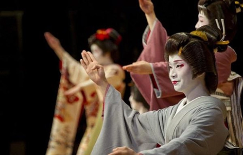 Cuộc sống của một geisha nam sau lớp phấn trang điểm