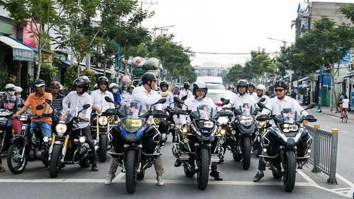 Dàn xe bmw r nine t trong buổi rước dâu hoành tráng tại sài gòn