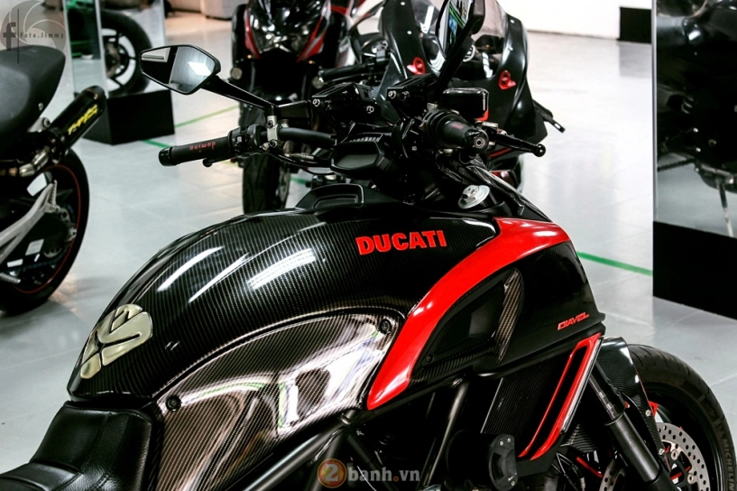 Ducati diavel phiên bản candy red từ showroom h2 decal