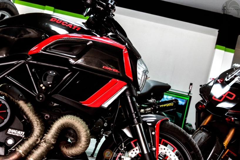 Ducati diavel phiên bản candy red từ showroom h2 decal