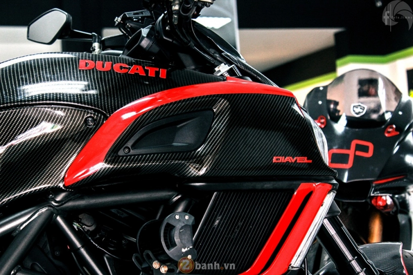 Ducati diavel phiên bản candy red từ showroom h2 decal