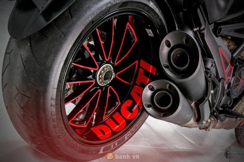 Ducati diavel phiên bản candy red từ showroom h2 decal