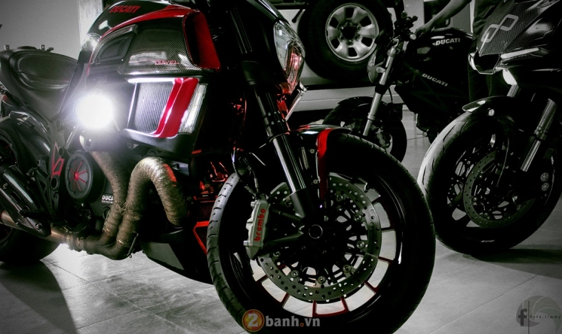 Ducati diavel phiên bản candy red từ showroom h2 decal