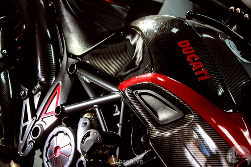 Ducati diavel phiên bản candy red từ showroom h2 decal