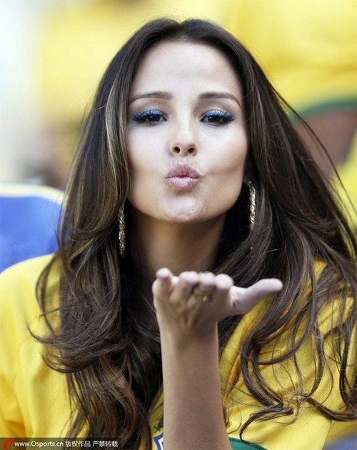 Fan nữ brazil xinh đẹp gợi cảm áp đảo cđv colombia