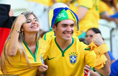 Fan nữ brazil xinh đẹp gợi cảm áp đảo cđv colombia