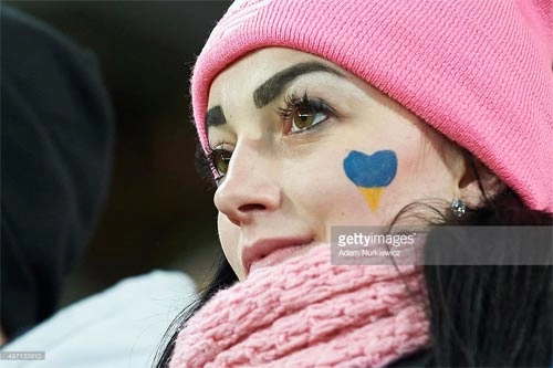 Fan nữ xinh như thiên thần đốt nóng trận đức - ukraine