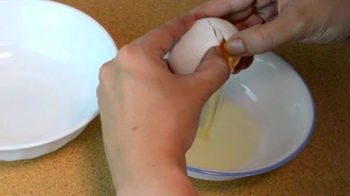 Hướng dẫn làm mặt nạ dưỡng tóc từ sữa và trứng
