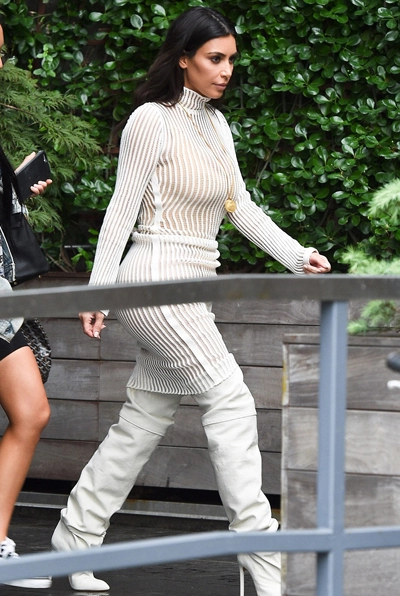  kim kardashian mặc đồ khoe nội y do chồng thiết kế 