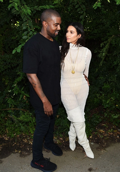  kim kardashian mặc đồ khoe nội y do chồng thiết kế 