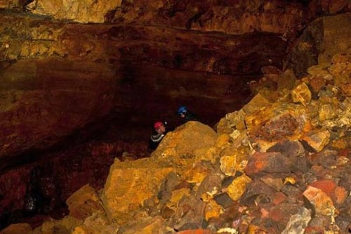 Mạo hiểm khám phá vẻ đẹp trong lòng núi lửa