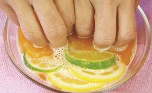 Móng tay sạch bóng với 3 cách làm từ chanh tươi