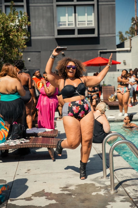 Ngắm những nàng béo cực sexy và sành điệu ở tiệc bể bơi