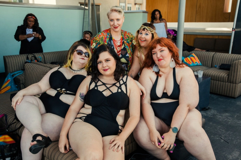 Ngắm những nàng béo cực sexy và sành điệu ở tiệc bể bơi