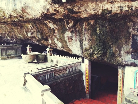 Ngôi chùa ẩn mình trong hang núi lửa ở đảo lý sơn