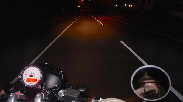 Những điều cần lưu ý để nâng cao khả năng lái xe mô tô pkl vào ban đêm