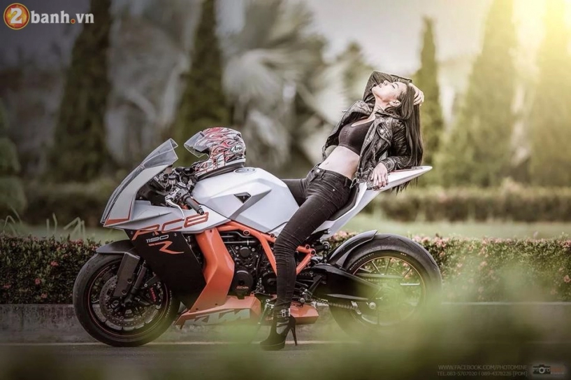 Nữ biker xinh đẹp đọ dáng cùng siêu xe mô tô bị khai tử vì quá mạnh