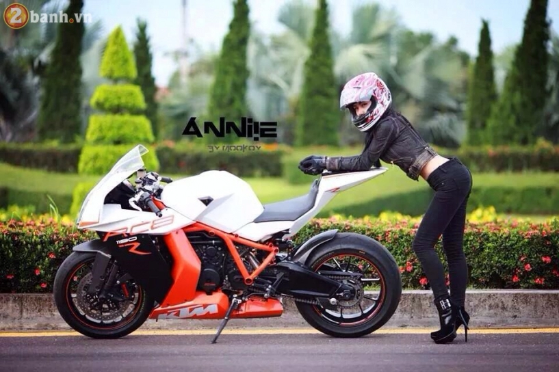 Nữ biker xinh đẹp đọ dáng cùng siêu xe mô tô bị khai tử vì quá mạnh