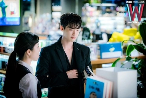 rụng tim với vẻ đẹp trai của lee jong suk khi diện sơ mi trong w