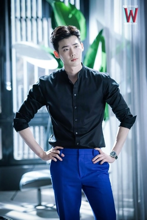 rụng tim với vẻ đẹp trai của lee jong suk khi diện sơ mi trong w