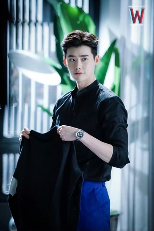 rụng tim với vẻ đẹp trai của lee jong suk khi diện sơ mi trong w