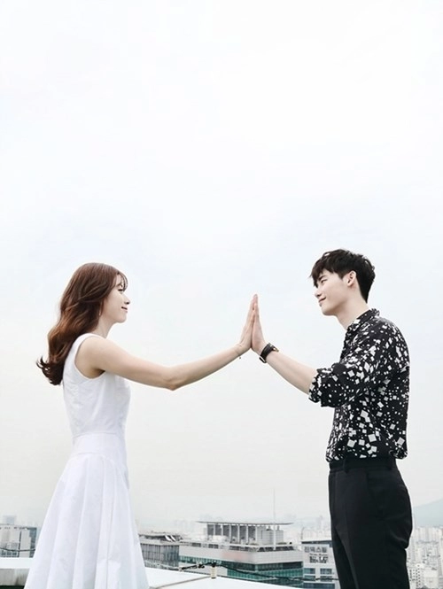 rụng tim với vẻ đẹp trai của lee jong suk khi diện sơ mi trong w