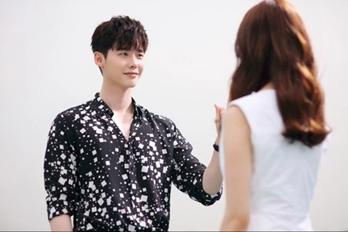 rụng tim với vẻ đẹp trai của lee jong suk khi diện sơ mi trong w