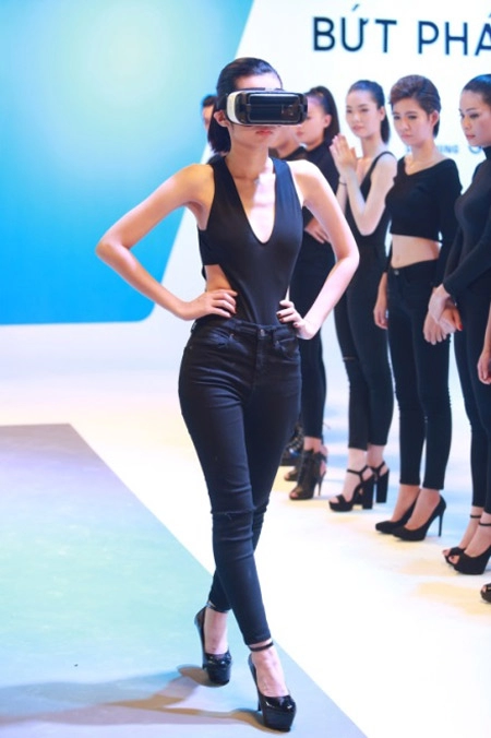 Siêu mẫu thanh hằng huấn luyện người mẫu trẻ trên sàn catwalk một không hai