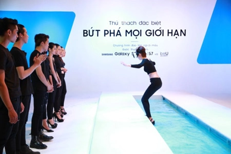 Siêu mẫu thanh hằng huấn luyện người mẫu trẻ trên sàn catwalk một không hai