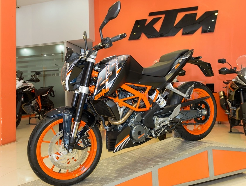 Sport bike thành thị rc250 gây chú ý với trang phục đội đua chuyên nghiệp