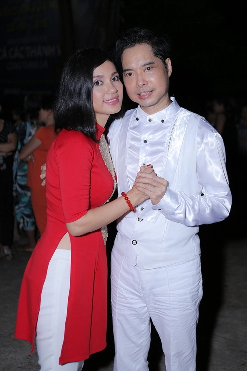 Việt trinh hôn ngọc sơn thắm thiết khi làm từ thiện