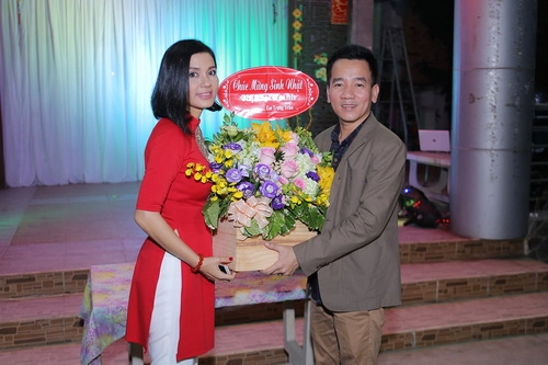 Việt trinh hôn ngọc sơn thắm thiết khi làm từ thiện