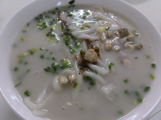 Bánh canh hến ăn là ghiền xa là nhớ