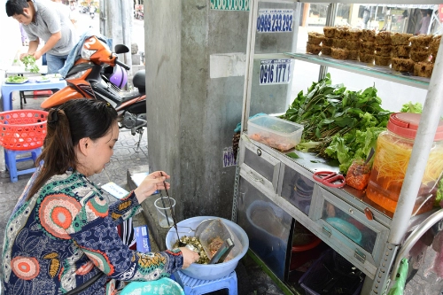 Bánh cống vỉa hè hút khách ở sài gòn