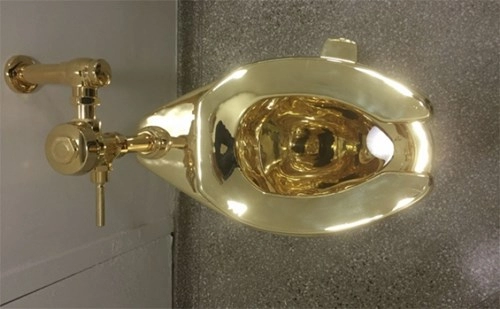 Bảo tàng new york lắp bồn cầu bằng vàng 18-karat cho khách sử dụng