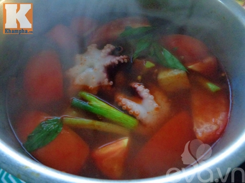Canh bạch tuộc nấu chua hấp dẫn cuối tuần