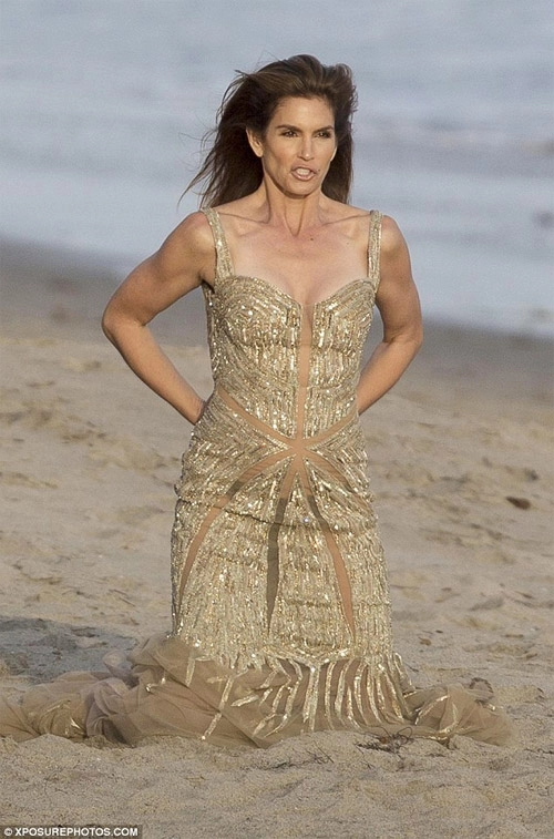 Cindy crawford mặc xuyên thấu sexy bên bờ biển