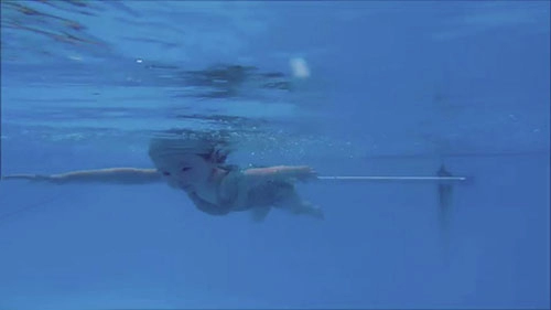 Dân mạng xôn xao với khả năng bơi cực giỏi của con gái elly trần