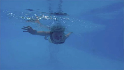 Dân mạng xôn xao với khả năng bơi cực giỏi của con gái elly trần