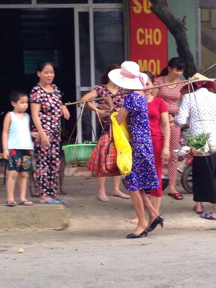 Đây chính là bà bán rau thời trang sành điệu nhất vịnh bắc bộ