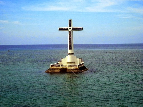 Độc đáo nghĩa trang dưới dưới biển ở philippines