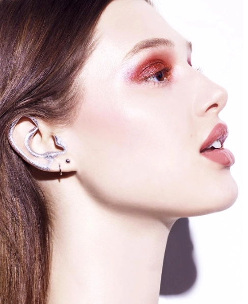 Ear-makeup xu hướng trang điểm tai sắp càn quét khắp thế giới