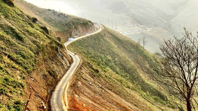 Hai người với hơn 30 kg hành lý trên chiếc xe gắn máy phượt 1000 km