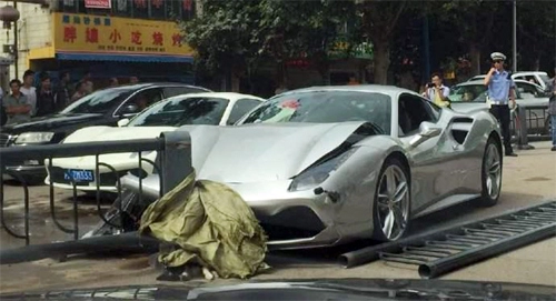  hai siêu xe ferrari đâm nhau vì chú chó sang đường 