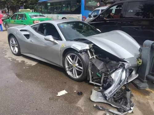  hai siêu xe ferrari đâm nhau vì chú chó sang đường 