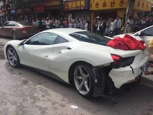  hai siêu xe ferrari đâm nhau vì chú chó sang đường 