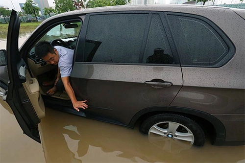  hàng loạt ôtô ngập nước tại hà nội 