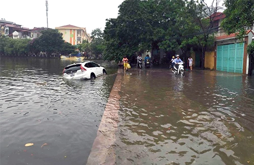  hàng loạt ôtô ngập nước tại hà nội 