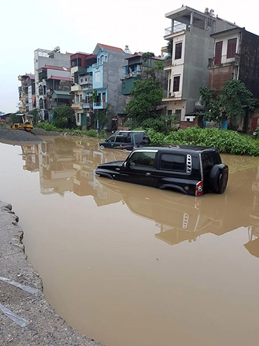  hàng loạt ôtô ngập nước tại hà nội 